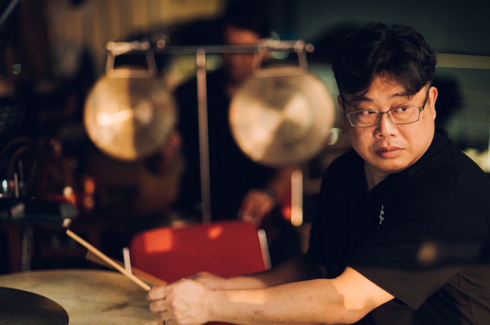 《圖說》林永志藝師於北管音樂演出中專注敲擊鼓樂，展現武場氣勢。〈文化局提供〉