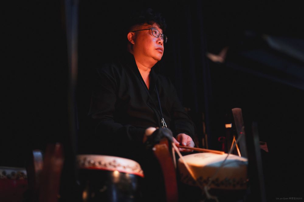 《圖說》林永志藝師舞臺演奏北管打擊樂器，烘托戲曲氛圍。〈文化局提供〉