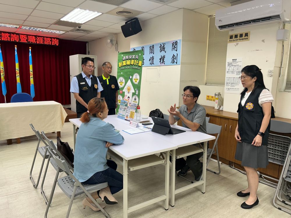《圖說》臺北市榮服處長黃信仁〈左〉於現場了解專業諮詢人員採「一對一」作業。〈臺北市榮服處提供〉