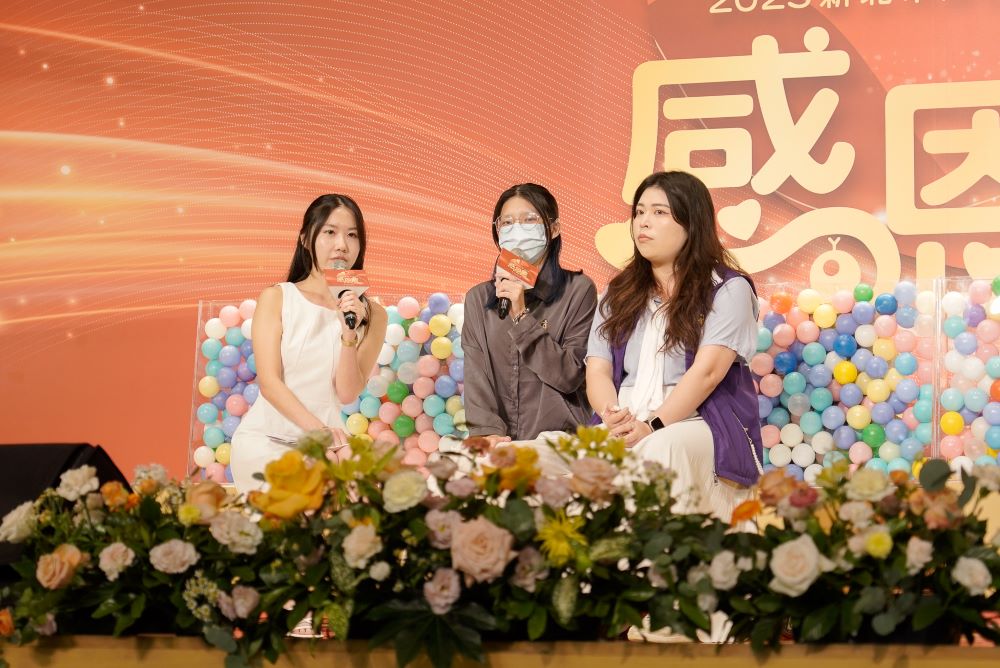 《圖說》小宣（中）分享受助的故事  感謝北海岸社福中心社工藍瑩軒（右）媒合好日子愛心大平台資源協助。〈社會局提供〉