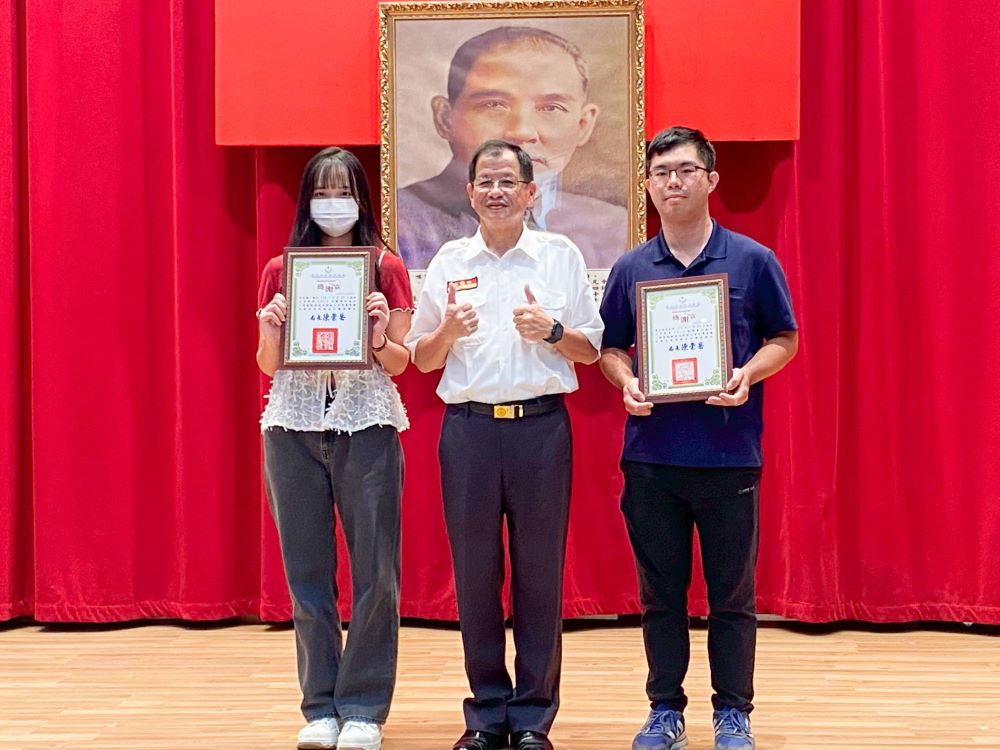 《圖說》消防局長陳崇岳表揚吳小姐與唐先生，感謝兩人於關鍵時刻挺身而出，成功爭取寶貴救命時間。〈消防局提供〉