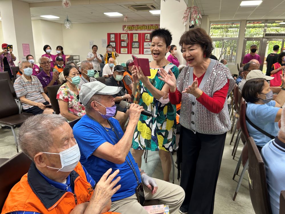 《圖說》張琉瓊邀請王伯伯合唱倆相依。〈板橋榮家提供〉