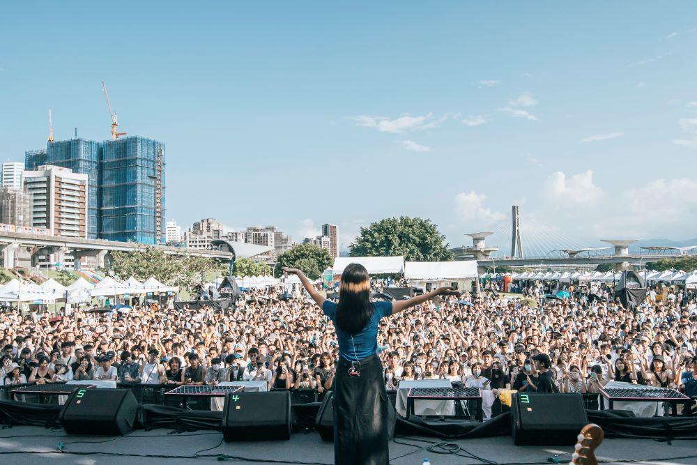 河海音樂季最高潮 雙舞台超強卡司8/23登場 2 《圖說》今年活動現場號召近百攤市集進駐,讓參與者都能創造獨一無二的夏日回憶,2023年資料照。〈觀旅局提供〉