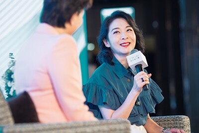 周大福人壽首席營業總裁周詠姬（圖右）結合服務案例，詳述日常服務中如何踐行「專業守護」。