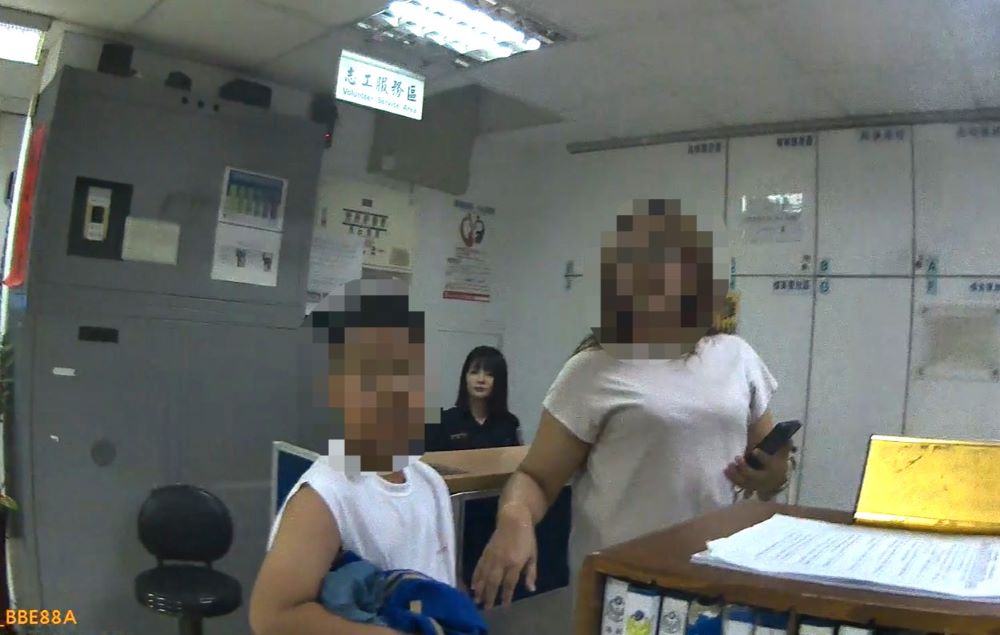 《圖說》南投縣國小三年級男童深夜獨自在板橋區介壽公園外徘徊，經海山警積極協助，1小時後由老師平安帶回。〈海山分局提供〉