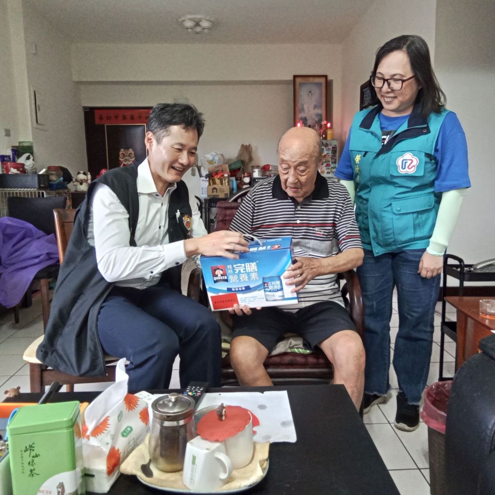 《圖說》鄧水龍伯伯談起貓咪的趣事，展現榮民對生命的熱情與細膩之情感〈臺北市榮服處提供〉