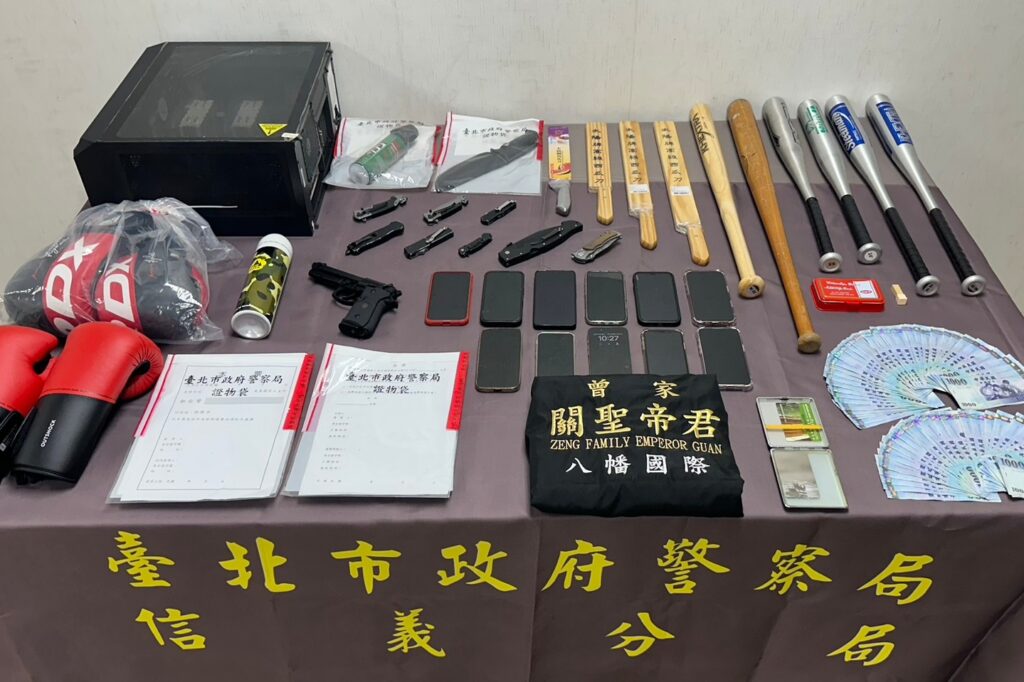 黑幫停車場囂張押人 信義警火速救人嚴辦 10 %E5%9B%9B 11