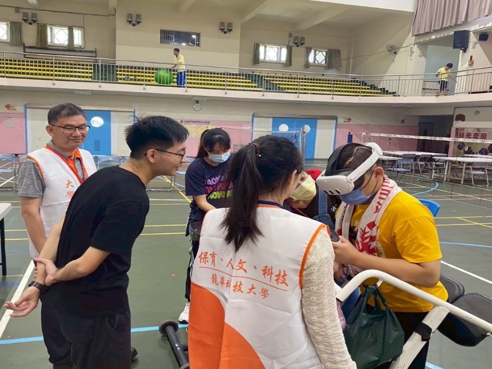 《圖說》透過虛擬實境，孩子們不只是「看見」另一個世界，更「參與」其中。〈龍華科大提供〉