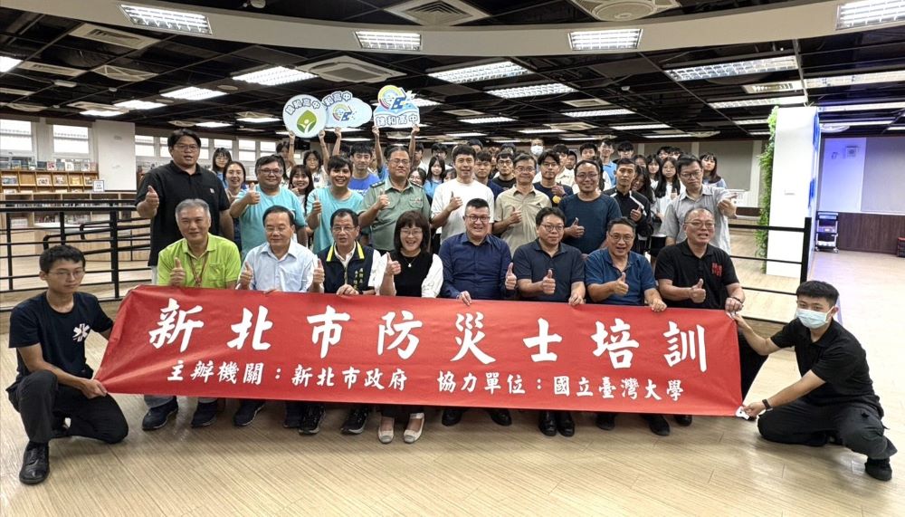 《圖說》新北市府與新北市立錦和高級中學合作，在該校圖書館舉辦114年度第三場「青年防災士培訓課程」合影，前排左三消防局長陳崇岳。〈消防局提供〉