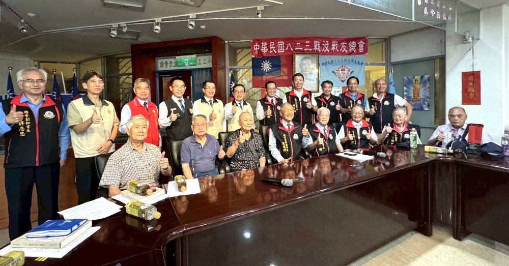 《圖說》傅正誠副主任委員(後排左6)率重要幹部一行人，拜會中華民國八二三戰役戰友總會，並與黃奕炳理事長(後排右5)及八二三砲戰老英雄合影，左三新北榮服處長林振生、左四臺北市榮服處長黃信仁〈榮服處提供〉
