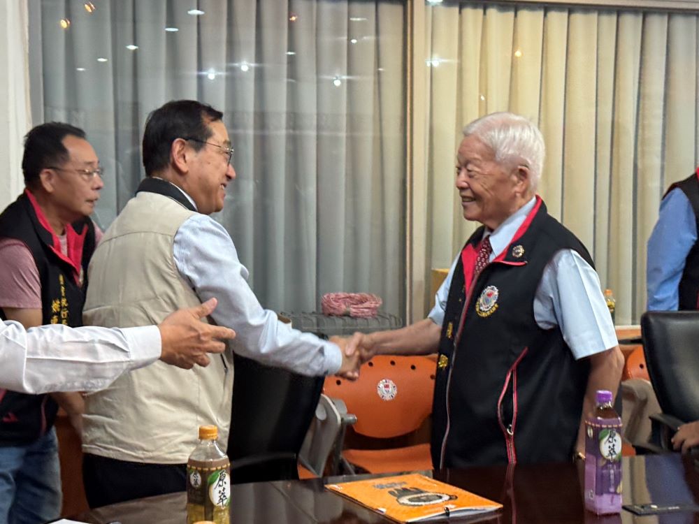 《圖說》傅正誠副主任委員(左)逐一慰問現場八二三砲戰老英雄。〈榮服處提供〉