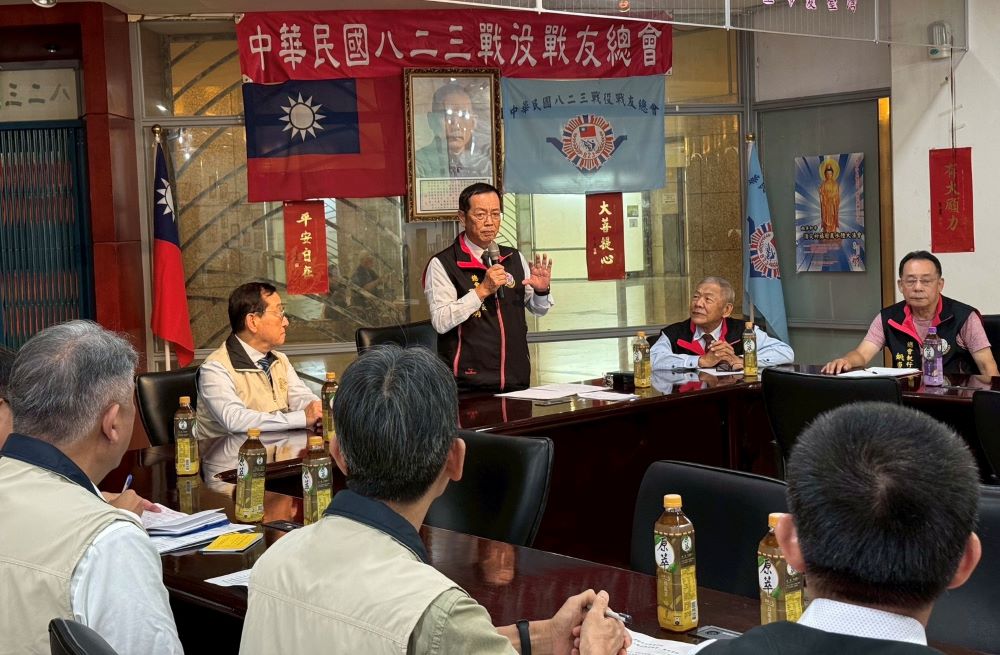 《圖說》活動由黃奕炳理事長(站立者)主持。〈榮服處提供〉