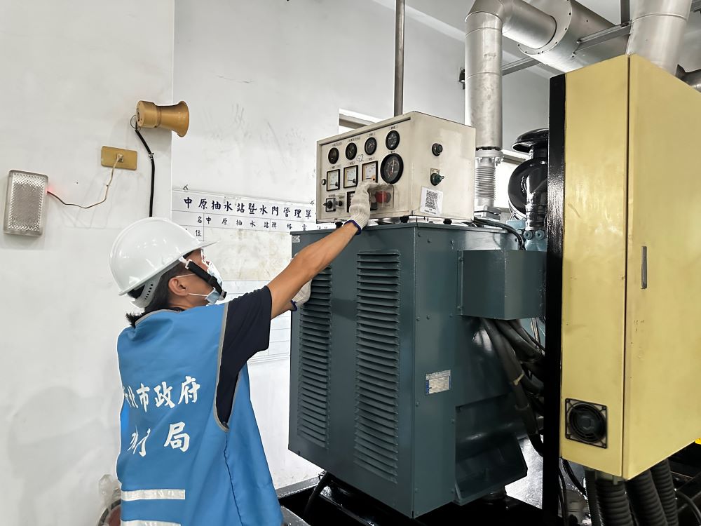 確保機組順暢 新北中原抽水站8月起五次蓄水試抽 2 《圖說》抽水站站員操作抽水機的控制盤,以啟動機組。〈水利局提供〉