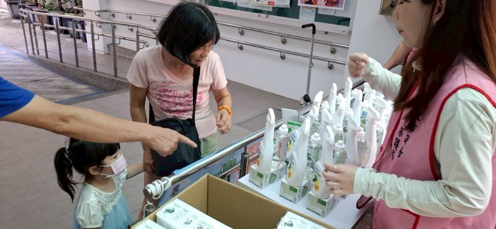 綠色消費更貼近日常 新北環保福利社引領生活新風尚 1 《圖說》永和區大新里辦理「環保標章商品特賣會」。〈環保局提供〉