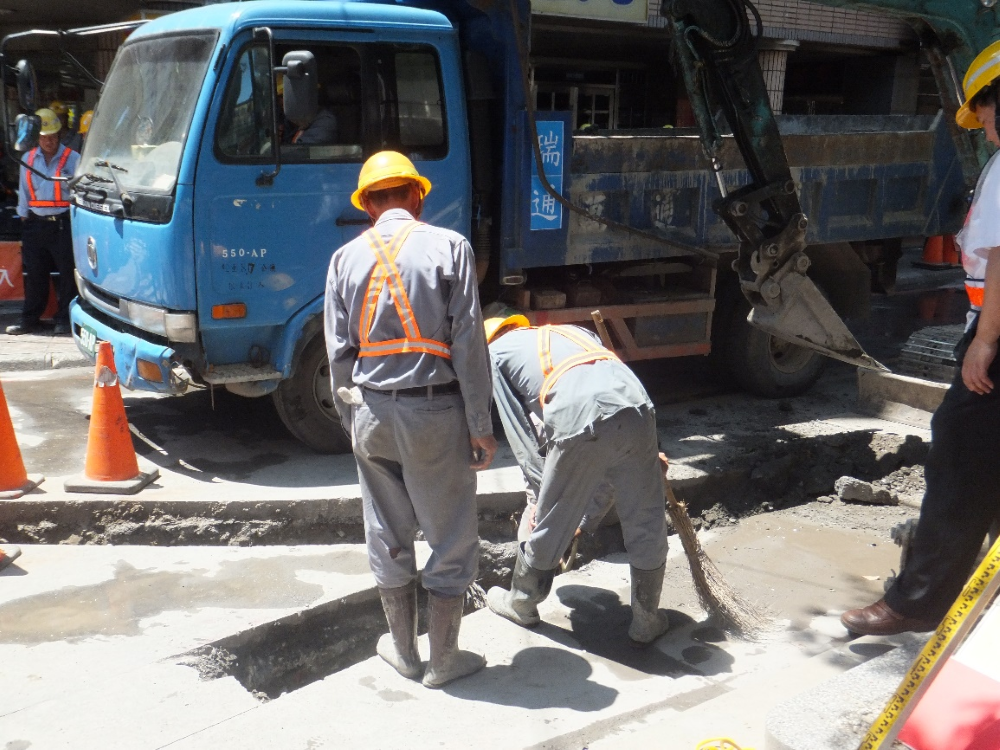 《圖說》戶外作業應設置降溫措施。〈勞工局提供〉