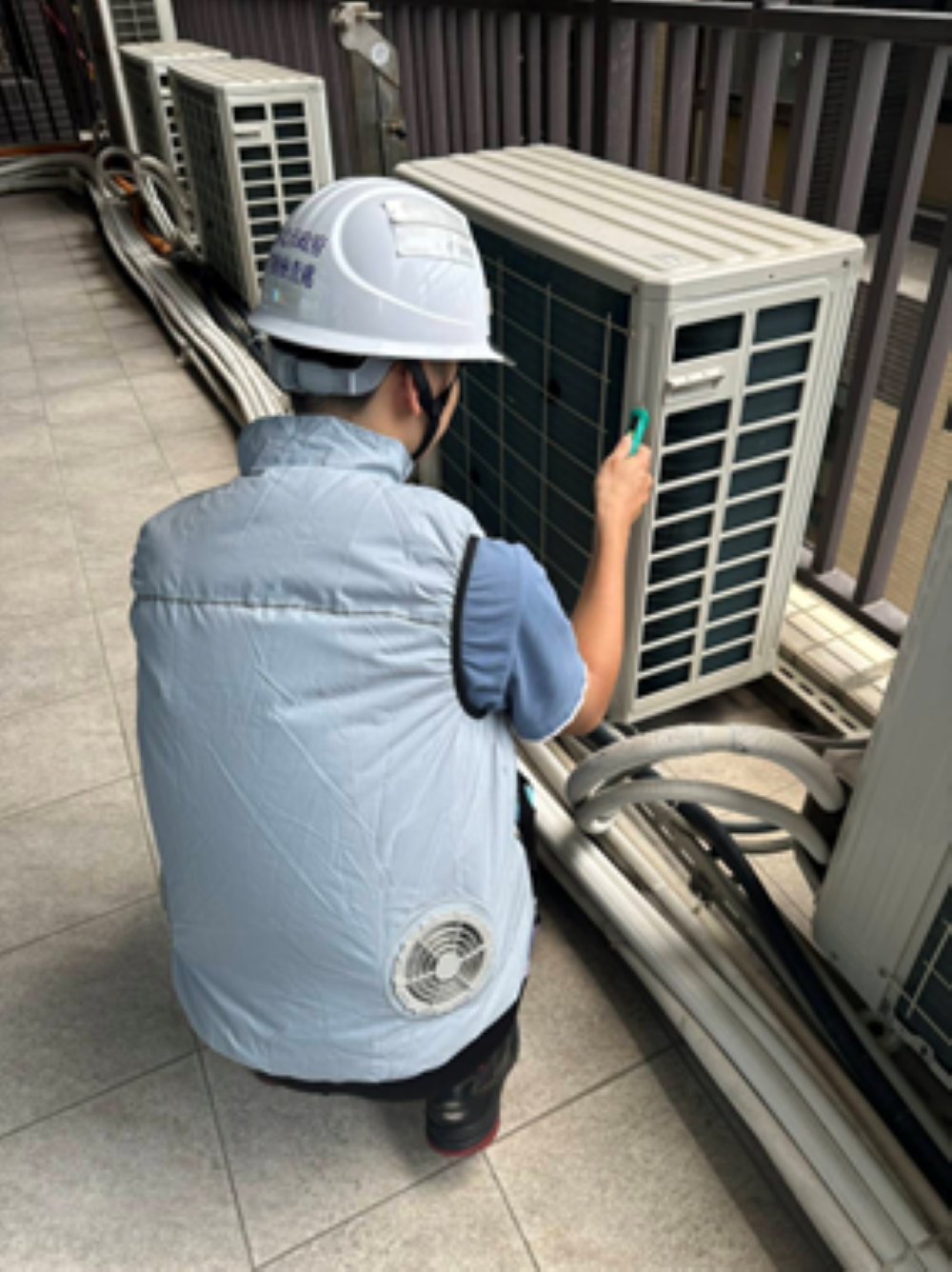 《圖說》移動作業可穿戴風扇衣等降溫措施。〈勞工局提供〉