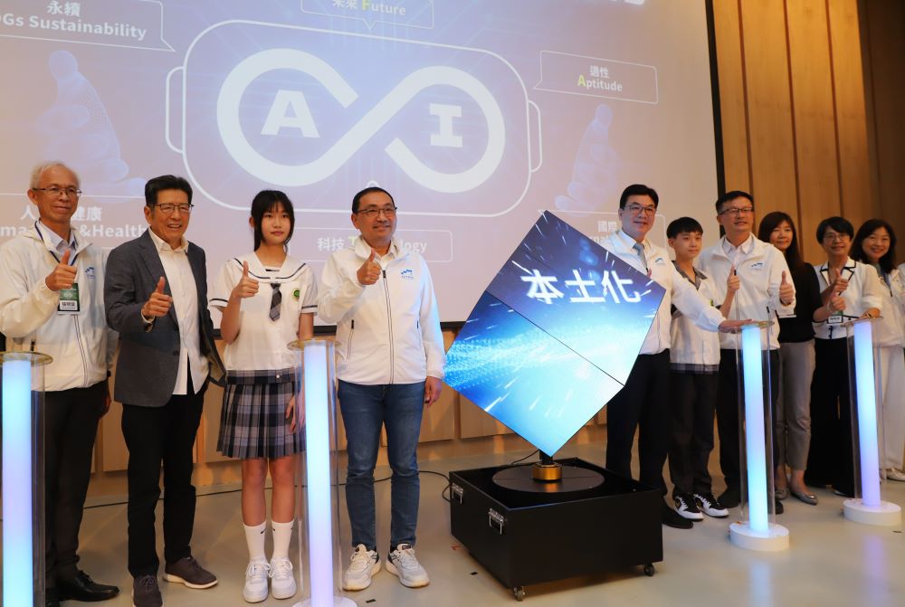 《圖說》市長侯友宜宣布以在地MIT(Made in Taiwan)到國際MIT(麻省理工)跨國啟動全國首創「AI素養教育三年計畫」。〈教育局提供〉