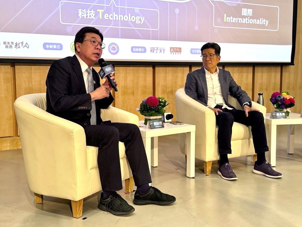 《圖說》新北市副市長劉和然〈左〉及嚴長壽董事長進行深度對談，從市政推動與教育現場的雙重視角，探討AI教育在校園落實的機會與挑戰。〈教育局提供〉