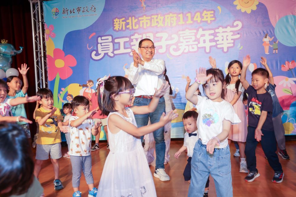 《圖說》新北市政府今日舉辦員工親子嘉年華，市長侯友宜到場與小朋友同樂。〈人事處提供〉