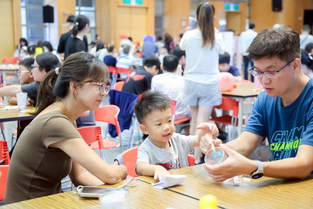 《圖說》114年員工親子嘉年華規劃手作體驗、魔術表演，下午有環保局濕地故事館生態導覽及小小消防員互動體驗等精彩活動。〈人事處提供〉