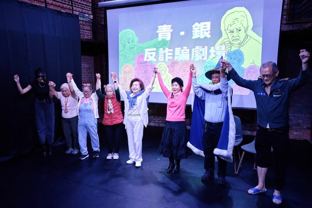 《圖說》《菜市仔人生》重頭戲由23位60歲以上素人長輩，擔綱演出幽默的反詐行動劇，邀民眾在沉浸式氛圍中學習防詐知識，圖為排練花絮。〈文化局提供〉