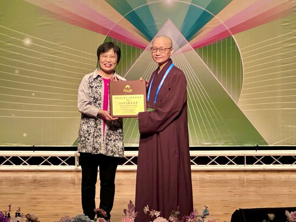 慈悲厚植社會善根 靈鷲山2基金會榮獲全國宗教公益獎 2 《圖說》靈鷲山佛教基金會獲「宗教公益獎」,靈鷲山當家常存法師上台領獎。〈靈鷲山佛教教團提供〉