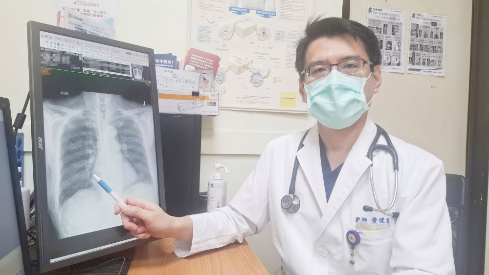 《圖說》衛福部臺北醫院胸腔內科黃健裕主任表示，氣喘控制不良，會加速肺功能退化與病情反覆(如圖)。〈臺北醫院提供〉