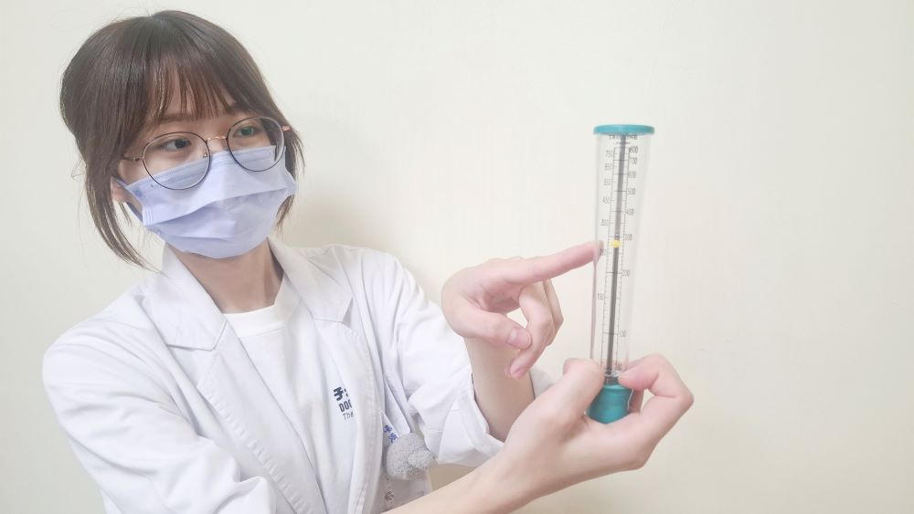 《圖說》監測流速提示幫助提早決定進行藥物控制，或立刻需要至急診就醫。〈臺北醫院提供〉
