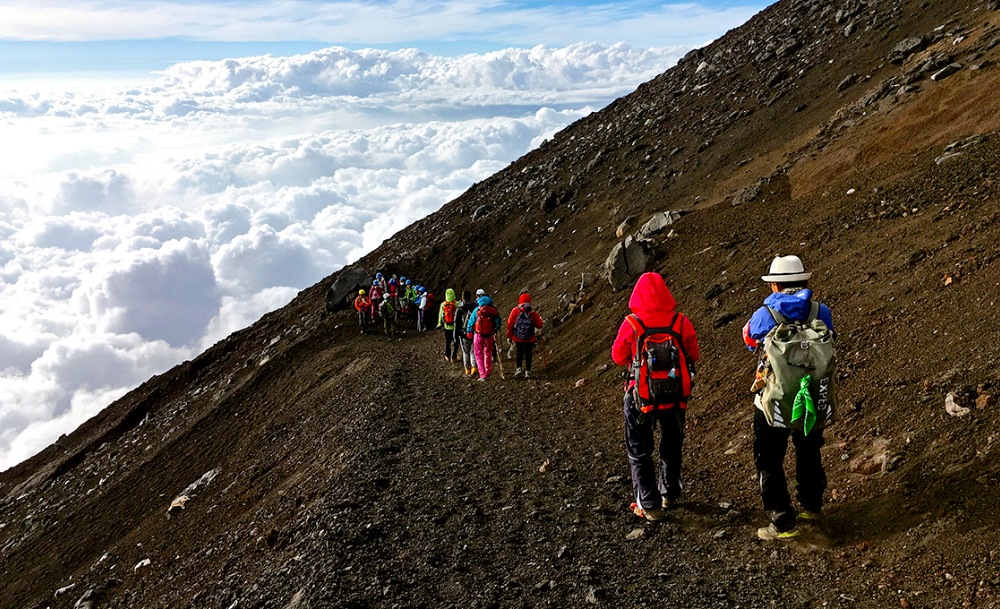 ▲登上日本之巔，俯瞰壯麗山海，那一刻的感動，值得你親自走一回。2026富士山登頂之旅，誠摯邀請你一同出發！(圖／那米哥旅行社提供)