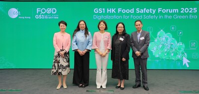 (由左至右) GS1 HK總裁林潔貽；環境及生態局常任秘書長（食物）楊碧筠太平紳士；GS1 HK董事局董事暨香港食品及飲品行業諮詢委員會副主席梁佩貞女士；食物環境衞生署食物安全中心食物安全專員黃宏醫生；屈臣氏實業 – 時鮮菓汁國際董事總經理任良安先生為GS1 HK食品安全論壇2025擔任開幕嘉賓。