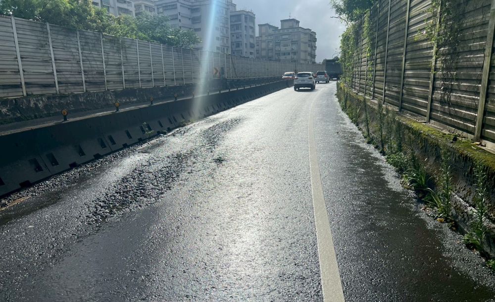 用路人注意 汐止區貨櫃車聯絡道8/26夜間銑鋪 2 《圖說》養工處8月26日晚上10時至翌日清晨6時辦理道路銑鋪工程,用路人行經工區注意安全。〈工務局提供〉