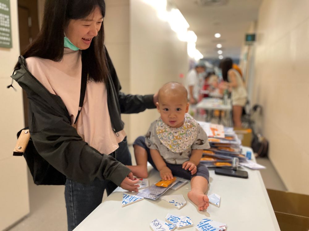 寶貝安心成長 母乳安全觀念不可少 2 《圖說》現場許多新手爸媽帶著寶貝共襄盛舉。〈土城醫院提供〉