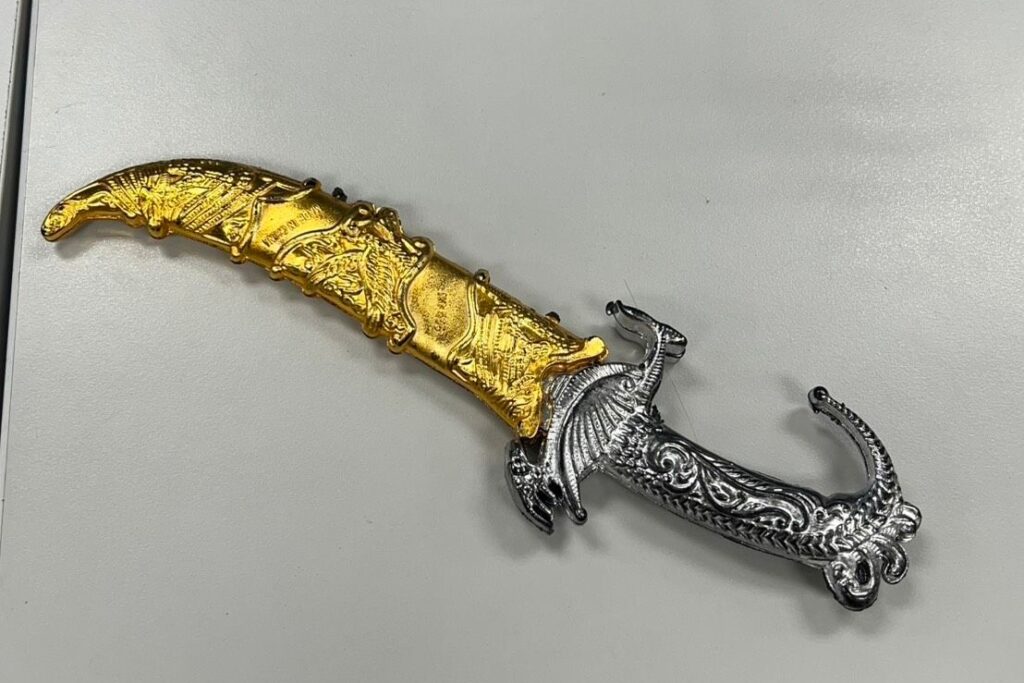 外籍男持玩具刀滋擾店家 士林警即刻到場依法處置 2 MEITU 20250824 095419887