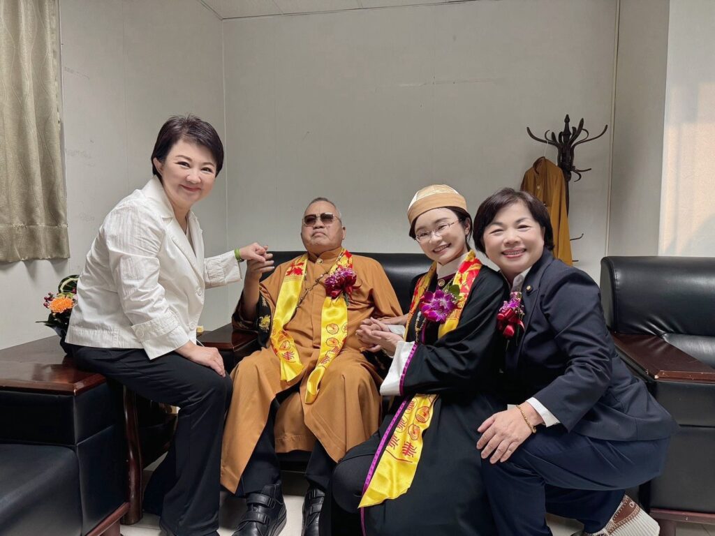 易經大學結業典禮 盧秀燕賀逾2,400名賢士邁向新里程碑 2 %E8%88%87%E6%B7%B7%E5%85%83%E7%A6%AA%E5%B8%AB%E5%90%88%E7%85%A7 2