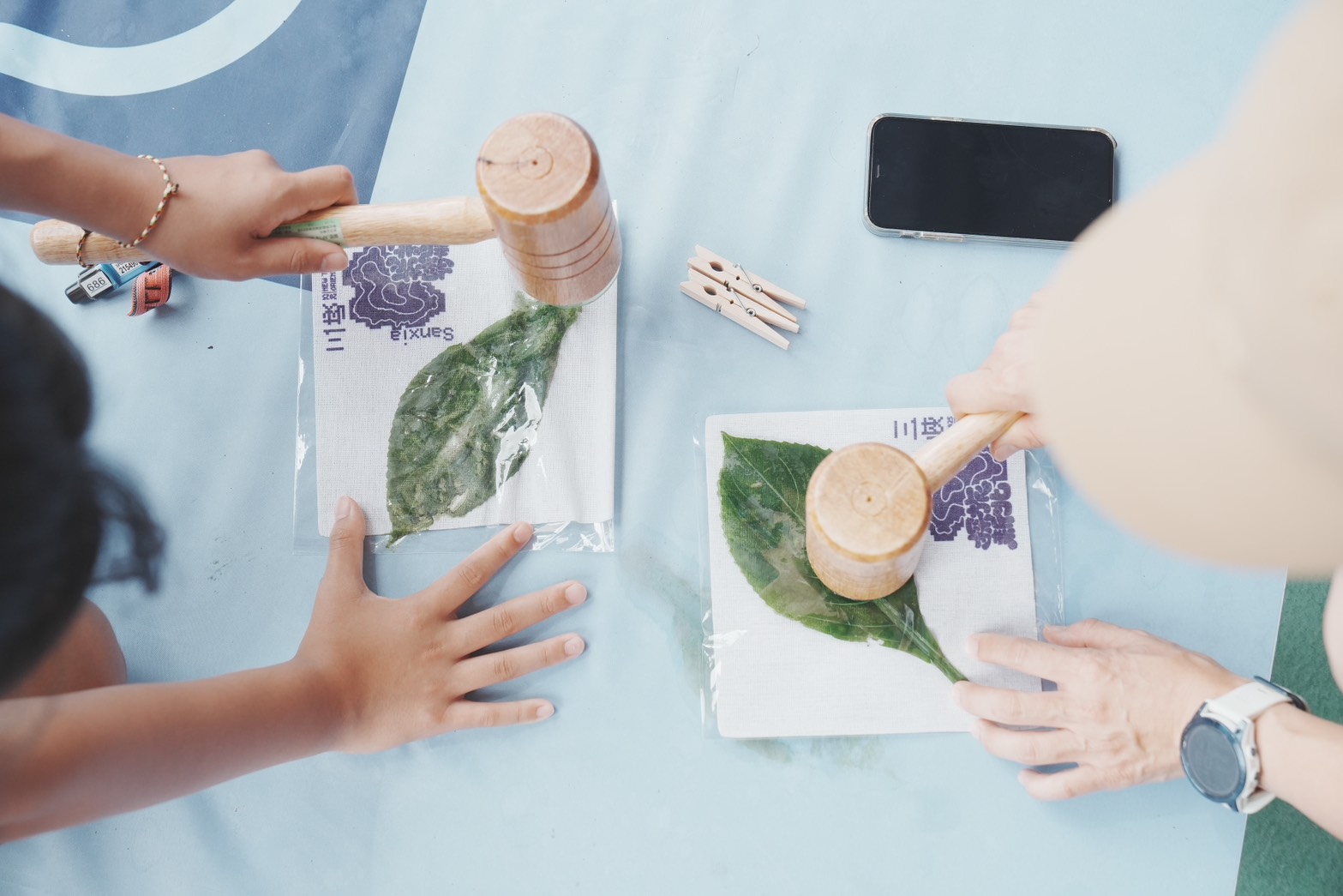 探旅新北定向越野淡水壓軸 耶誕快追年底接棒 4 《圖說》大菁葉為藍染重要元素,三峽場開賽儀式讓選手透過敲拓手法,創作選手專屬的印記。〈觀旅局提供〉