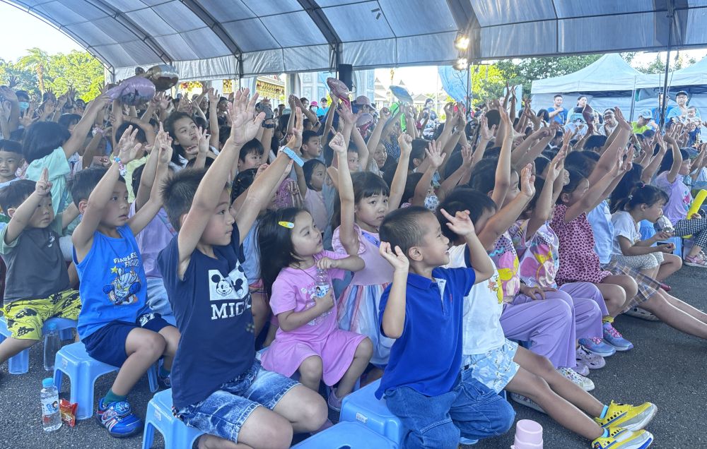 「千順與觀音」壓軸 林口夏日劇場大冒險圓滿落幕 4 《圖說》「選我」我也要上台跟千里眼順風耳哥哥玩。〈林口區公所提供〉