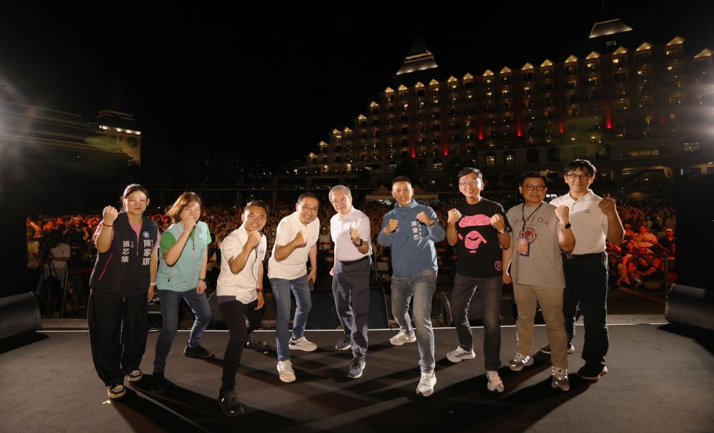 「憶起唱民歌」 創造萬人合唱經典畫面 1 《圖說》新北市長侯友宜今晚與近8萬民眾一同合唱《讓我們看雲去》。〈新北捷運公司提供〉