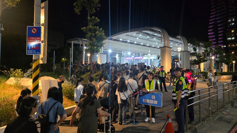 「憶起唱民歌」 創造萬人合唱經典畫面 2 《圖說》萬人湧進會唱。〈新北捷運公司提供〉