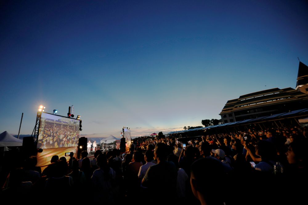 「憶起唱民歌」 創造萬人合唱經典畫面 3 《圖說》《讓我們看雲去》創造萬人合唱的經典感動畫面。〈新北捷運公司提供〉