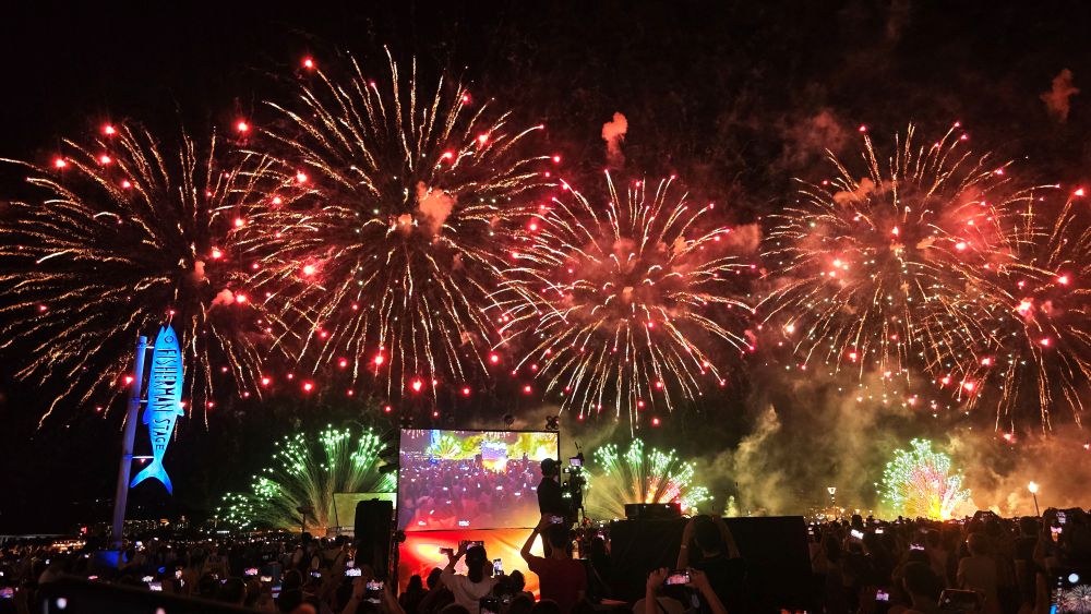 「憶起唱民歌」 創造萬人合唱經典畫面 4 《圖說》高空煙火營造空中花雨,照亮淡水河口上空,讓人目不轉睛。〈新北捷運公司提供〉