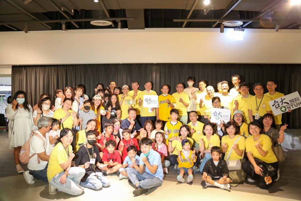 小球迷熱血應援 中信兄弟盼鼓勵臺大醫院病友積極向前 4 S 4907023