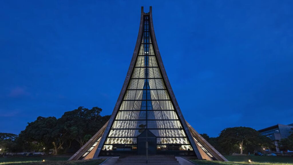 林靖祐操刀設計 東海大學路思義教堂照明設計勇奪雙料國際大獎 1 %E5%9C%96%E8%AA%AA%E4%BA%8C%EF%BC%8C%E6%9E%97%E9%9D%96%E7%A5%90%E8%80%81%E5%B8%AB%E8%A6%AA%E8%87%AA%E6%93%8D%E5%88%80%EF%BC%8C%E4%BB%A5%E3%80%8C%E7%85%A7%E8%A6%8B%E6%95%99%E5%A0%82%E7%9A%84%E9%9D%88%E6%80%A7%E6%9C%AC%E8%B3%AA%E3%80%8D%E7%82%BA%E6%A0%B8%E5%BF%83%EF%BC%8C%E5%B0%8E%E5%85%A5%E9%9A%B1%E5%BE%AE%E5%85%89%E6%BA%90%E3%80%81%E6%99%BA%E6%85%A7%E7%87%88%E6%8E%A7%E7%B3%BB%E7%B5%B1%EF%BC%8C%E8%AE%93%E6%95%99%E5%A0%82%E5%9C%A8%E9%BB%91%E5%A4%9C%E8%A3%A1%E5%91%88%E7%8F%BE%E9%9D%9C%E8%AC%90%E8%8E%8A%E5%9A%B4%E4%B9%8B%E5%A7%BF%EF%BC%8C%E5%90%91%E5%BB%BA%E7%AF%89%E5%A4%A7%E5%B8%AB%E5%80%91%E7%9A%84%E5%88%9D%E5%BF%83%E8%87%B4%E6%95%AC%E3%80%82