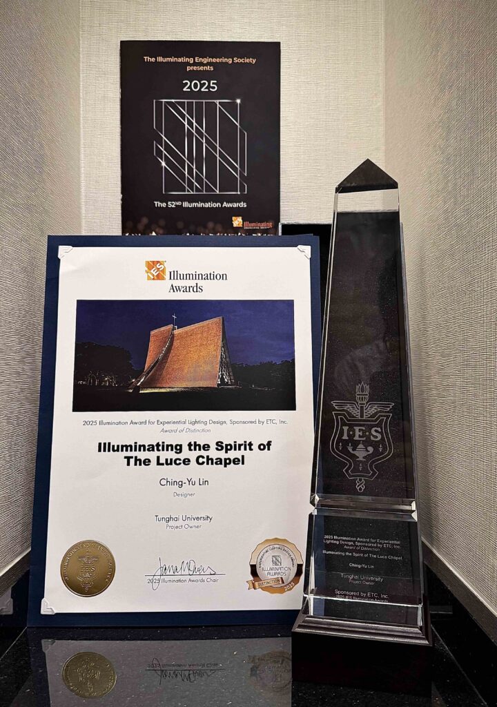 林靖祐操刀設計 東海大學路思義教堂照明設計勇奪雙料國際大獎 3 %E5%9C%96%E8%AA%AA%E4%B8%80%EF%BC%8C%E6%9D%B1%E6%B5%B7%E5%A4%A7%E5%AD%B8%E8%B7%AF%E6%80%9D%E7%BE%A9%E6%95%99%E5%A0%82%E7%85%A7%E6%98%8E%E8%A8%AD%E8%A8%88%E5%8B%87%E5%A5%AAIALD%E8%88%87 IES%E5%9C%8B%E9%9A%9B%E9%9B%99%E6%96%99%E5%A4%A7%E7%8D%8E%E3%80%82