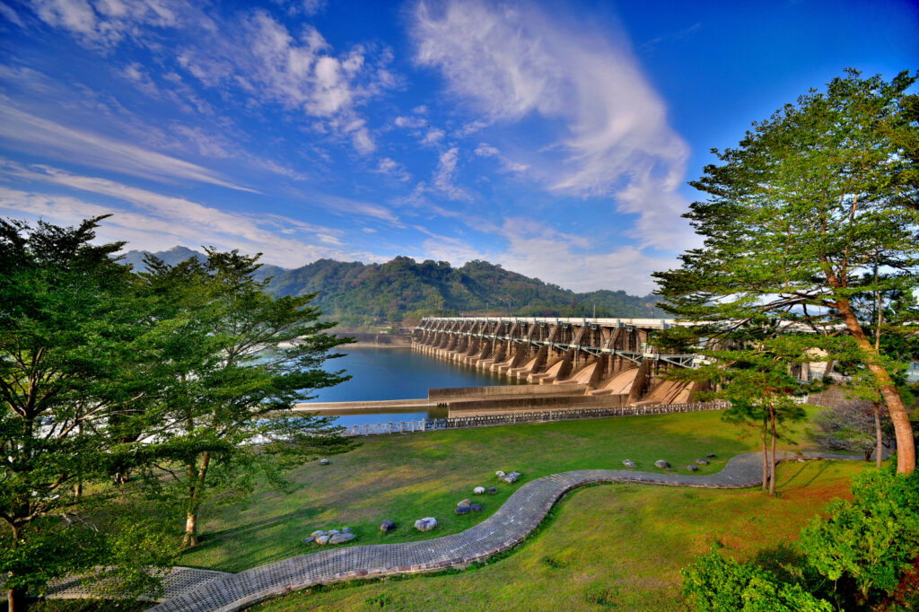 石岡熱氣球嘉年華8/29登場 暢遊山城全攻略 2 %E9%9B%84%E5%81%89%E7%9A%84 %E7%9F%B3%E5%B2%A1%E6%B0%B4%E5%A3%A9 %E4%B8%8D%E5%83%85%E6%98%AF%E5%8F%B0%E4%B8%AD%E9%87%8D%E8%A6%81%E6%B0%B4%E6%BA%90%E5%9C%B0 %E6%9B%B4%E6%98%AF%E6%A5%B5%E4%BD%B3%E8%B3%9E%E9%B3%A5%E5%8B%9D%E5%9C%B0 0