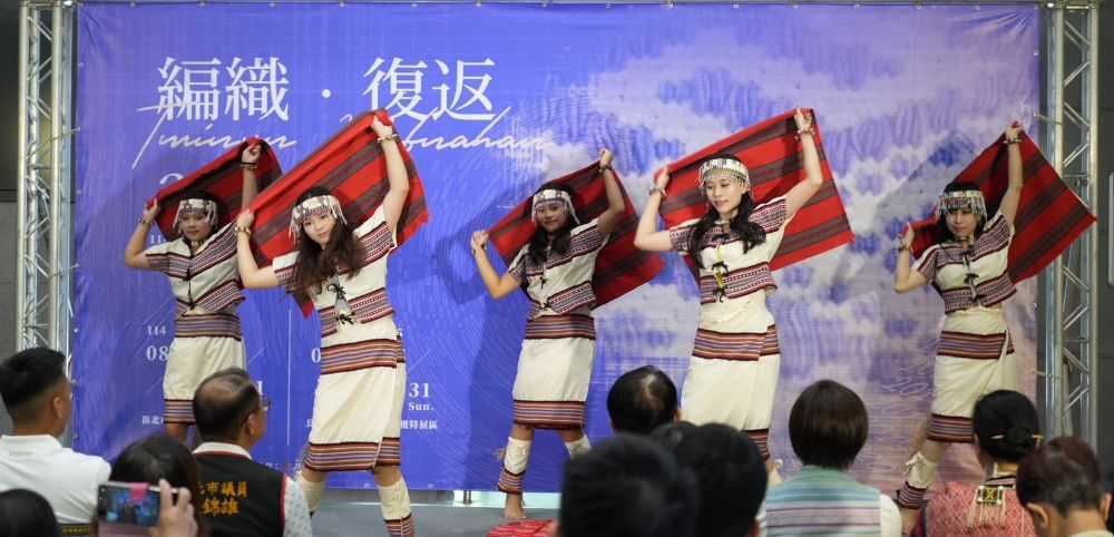 雙十年華蛻變全紀錄 新北泰博館《編織.復返》20年特展 2 《圖說》泰博館20周年特展由在地馬拉赫文化藝術團帶來開場演出。〈原民局提供〉