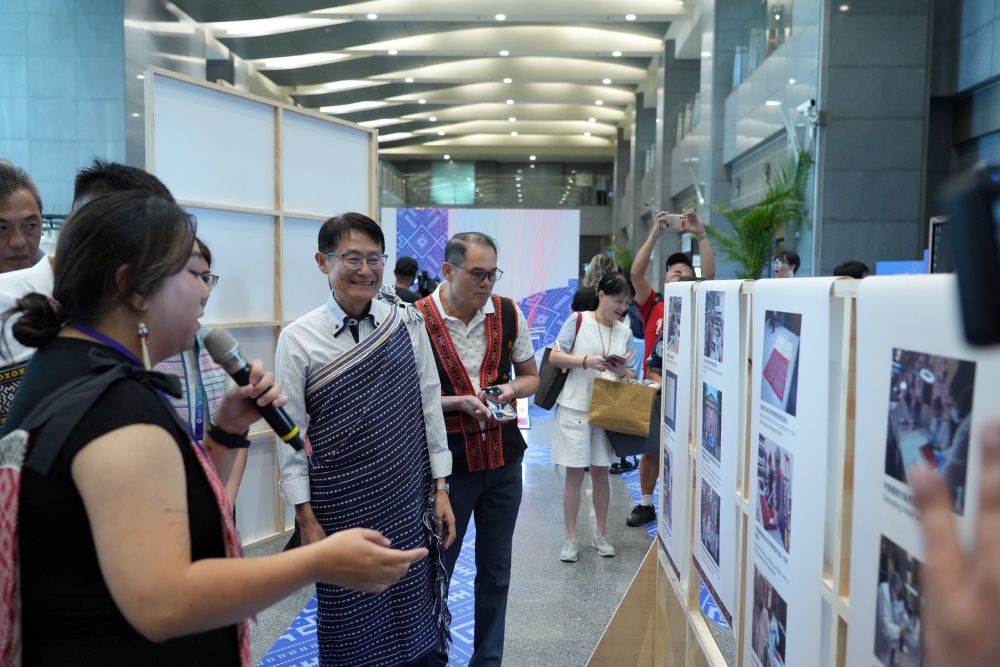 雙十年華蛻變全紀錄 新北泰博館《編織.復返》20年特展 4 《圖說》導覽分享歐洲考察成果紀錄,中為副市長陳純敬。〈原民局提供〉