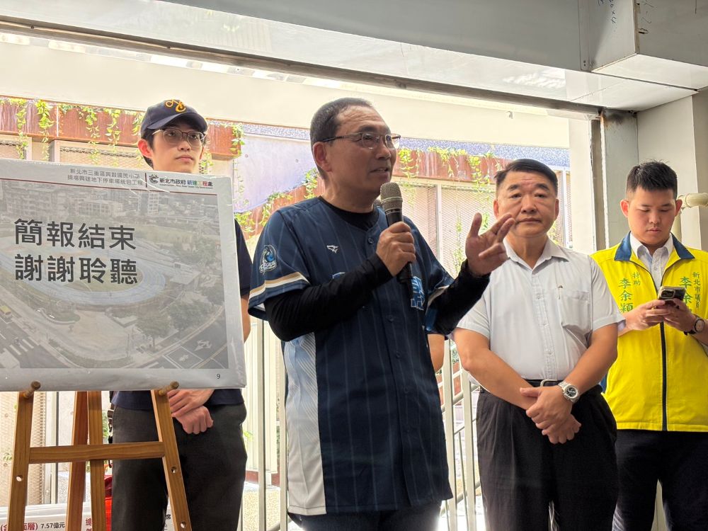 《圖說》侯友宜市長前往視察三重區興穀國小操場共構地下停車場工程完工，並宣布地下停車場自9月1日起試營運，免費提供民眾停車一個月，右二工務局長馮兆麟。〈工務局提供〉