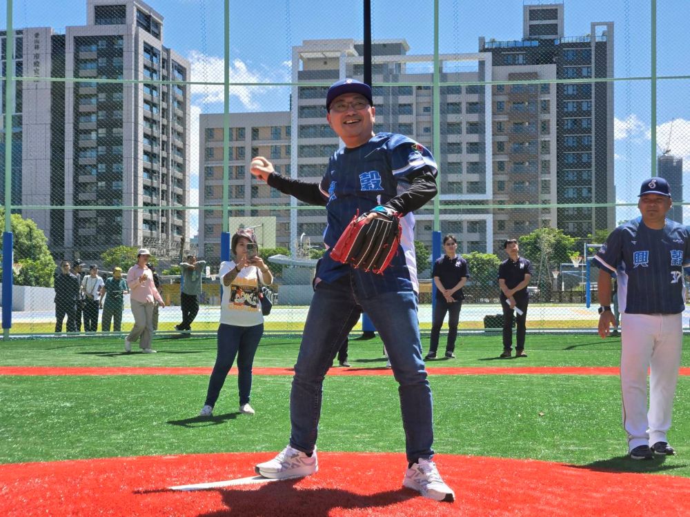 《圖說》侯友宜市長今日前往視察興穀國小操場共構地下停車場完工，並為興穀國小棒球隊舉辦的友誼賽開球，體驗新的運動場地。〈工務局提供〉