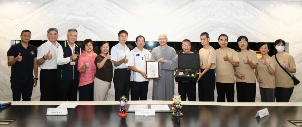 回饋社會強化公安 淨土院捐新北消救災器材 2 《圖說》消防局長陳崇岳回贈感謝狀。〈消防局提供〉
