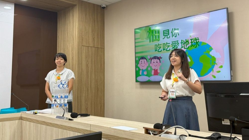 《圖說》八里國中林佳宜教師與楊宜靜營養師現場展演教案內容。〈環保局提供〉